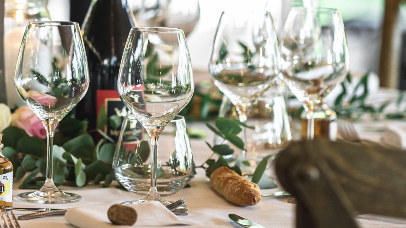 Verres à vin sur une table décorée